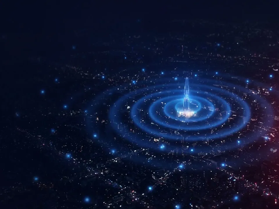 Gece şehir üzerinde yayılan bir uyarı ve yanıt veren noktalar